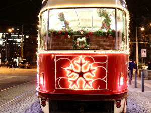FOTO: Vánoční šalina znovu projíždí brněnskými ulicemi, zaveze vás až na nádraží