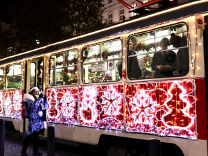 FOTO: Vánoční šalina znovu projíždí brněnskými ulicemi, zaveze vás až na nádraží