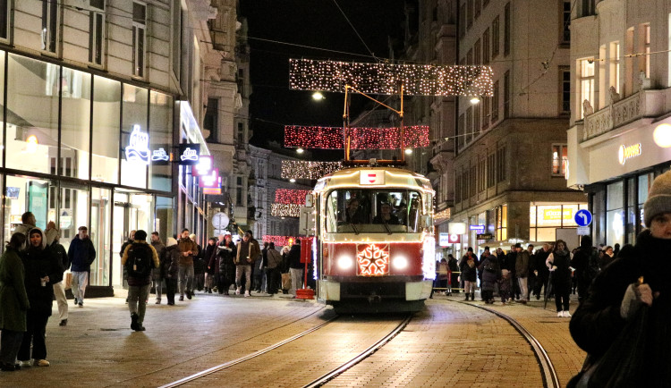 FOTO: Vánoční šalina znovu projíždí brněnskými ulicemi, zaveze vás až na nádraží