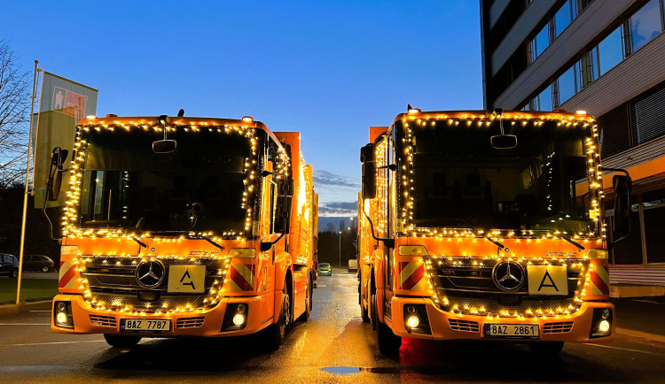V centru Prahy budou odpad vyvážet dva vánočně ozdobené popelářské vozy