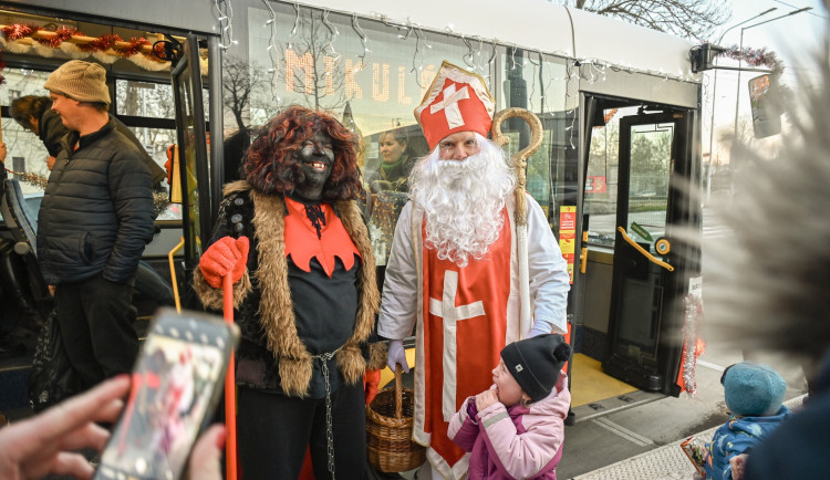 Mikulášský trolejbus opět projede Hradcem Králové. Už 5. prosince