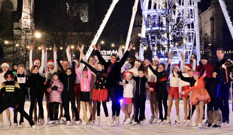 FOTO: Krasobruslaři slavnostně zahájili provoz kluziště na Moravském náměstí