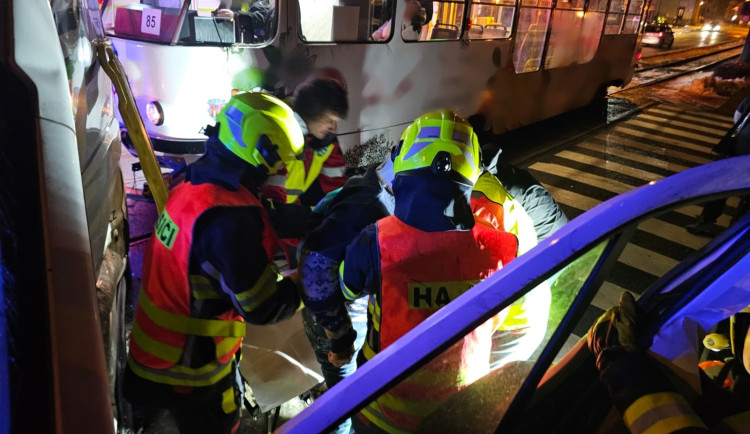 Srážka tramvaje a dodávky ve Vratislavicích. Čtyři zranění, řidiče museli vyprostit