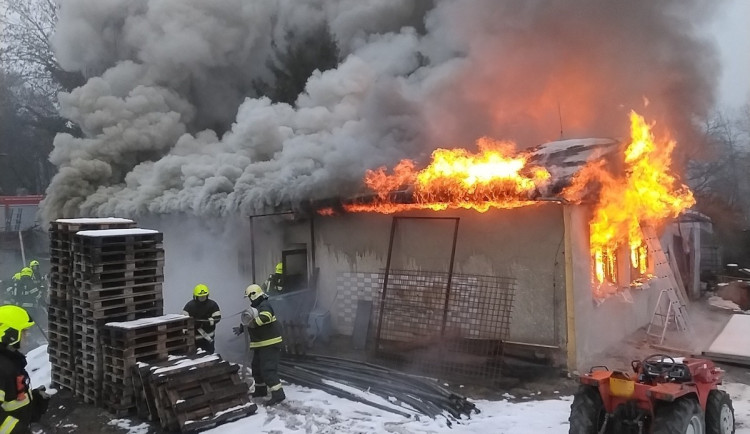 V Novém Boru vyjížděli hasiči k požáru v areálu zahradnictví