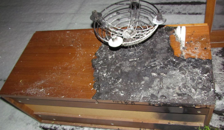 Jak nevyhořet během Vánoc? Věnce ani svíčky nesmí zůstat bez dozoru, radí hasiči