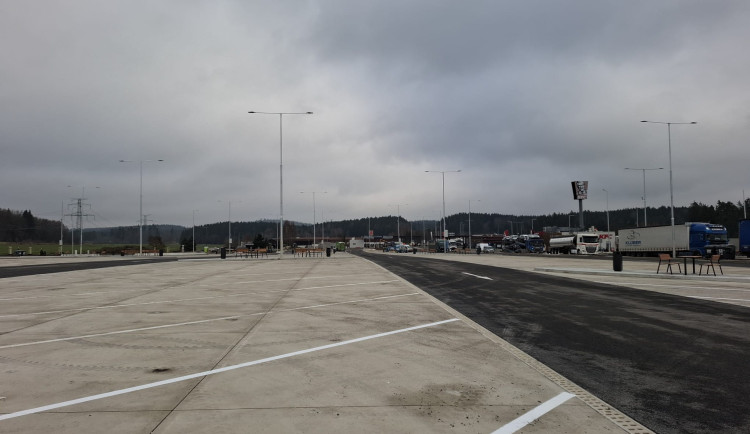 Největší dálniční parkoviště v ČR už je otevřené. Najdete ho na D5 u Rozvadova