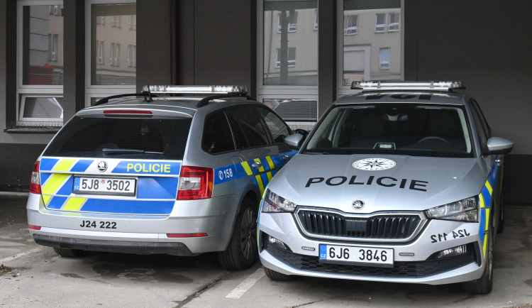 Starší žena v Jihlavě upadla a zranila se. Policie hledá mladíky, kteří jí pomáhali