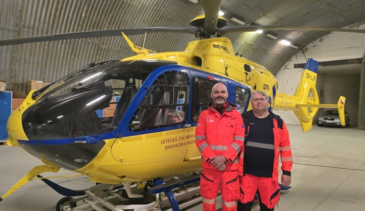 U vrtulníku jsou záchranář Pavel Sekanina (vlevo) a lékař René Mezulianík