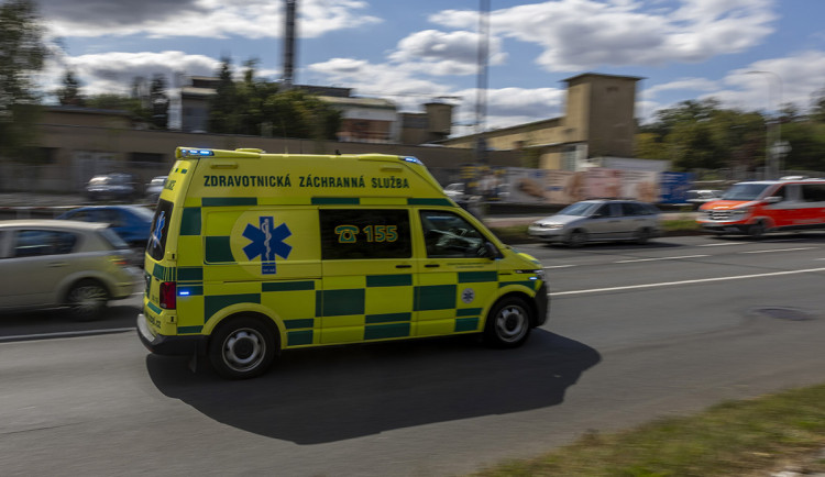 Nehoda na přechodu v Olomouci: 90letý řidič srazil u školky muže s dcerkou