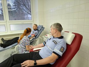 Břeclavští policisté při mikulášských odběrech darovali desítky konzerv krve
