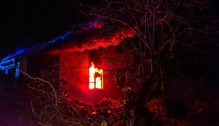 V Oseku nad Bečvou hořela chata. Jeden člověk skončil v péči záchranářů