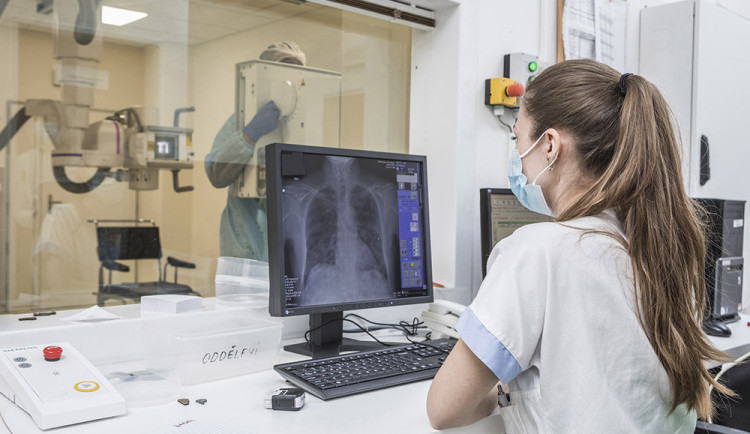 AGEL v nemocnicích zůstane, spojí se s krajem. Měli jste hledat i další zájemce, namítá opozice