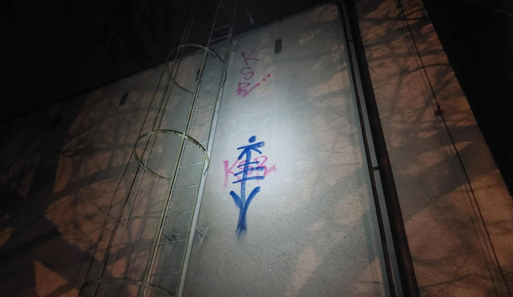Sprejeři si v Jaroměři nedají pokoj, graffiti v Labské ulici řeší policie
