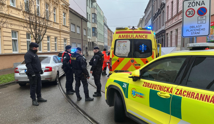 Útočník dnes v brněnských Husovicích pobodal ženu, zraněním podlehla