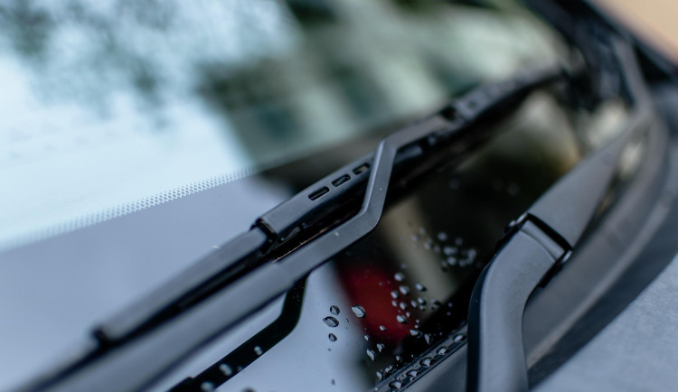 Seniora v Brně rozlítilo, že mu jiný řidič parkuje na místě. Odnesly to stěrače