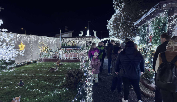 Přes deset kilometrů kabelů. Vánočně ozdobený dům v Libišanech láká tisíce lidí