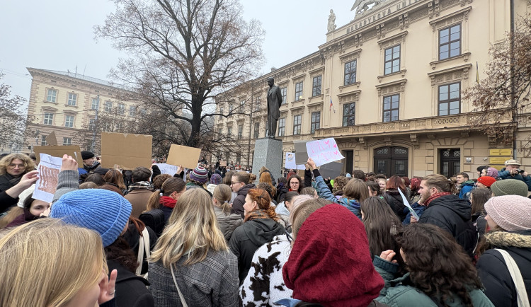 Macinko, odmňoukej jinam, vzkázali studenti v Brně. Z výuky jich odešly stovky