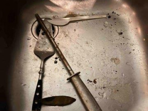 Inspektoři zavřeli bistro v centru Brna. Vadil jim nepořádek, plíseň i boty u jídla