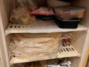 Inspektoři zavřeli bistro v centru Brna. Vadil jim nepořádek, plíseň i boty u jídla