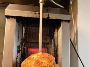 Inspektoři zavřeli bistro v centru Brna. Vadil jim nepořádek, plíseň i boty u jídla