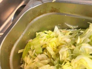 Inspektoři zavřeli bistro v centru Brna. Vadil jim nepořádek, plíseň i boty u jídla