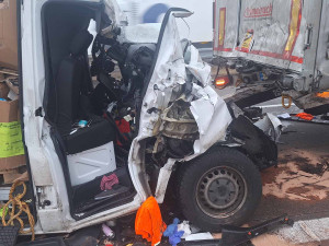 Dálnice D2 stála kvůli dvěma nehodám, u Velkých Němčic zemřel řidič