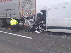 Dálnice D2 stála kvůli dvěma nehodám, u Velkých Němčic zemřel řidič