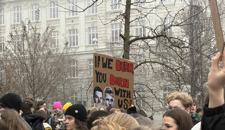 17652857833474-60-foto-macinko-odmnoukej-jinam-vzkazali-studenti-v-brne-z-vyuky-jich-odesly-stovky