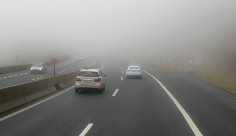 Automatická světla v husté mlze selhávají. Přepněte je ručně, radí policisté