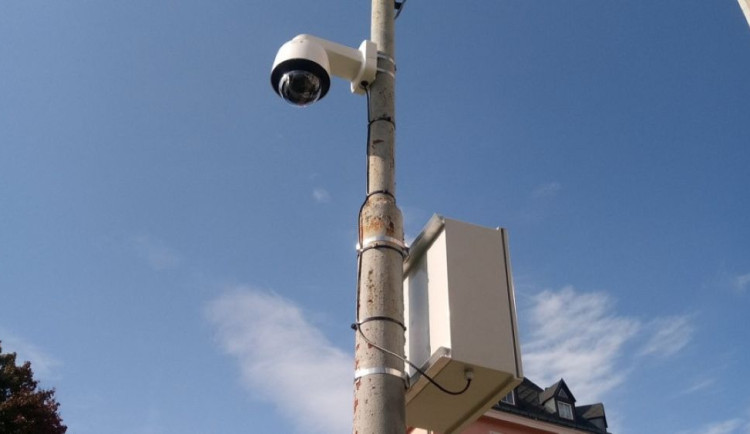 Konec odpadové turistiky. Kontejnerová stanoviště u domů v Mohelnici pohlídají kamery