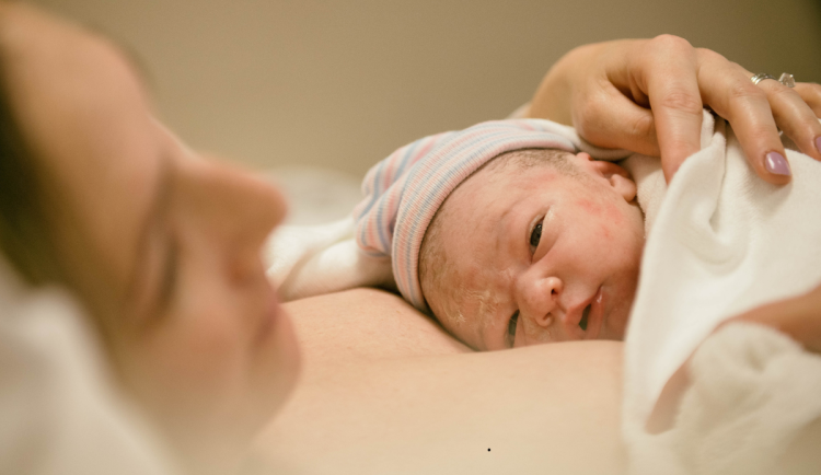 První děťátko roku 2026 narozené v Hradci dostane zlatou medaili. Rodiče navíc deset tisíc