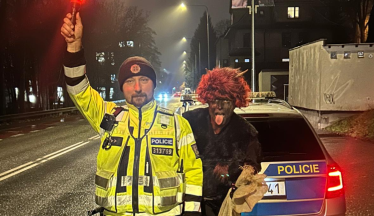Místo Mikuláše čert a policajt. Posvítili si na řidiče v Libereckém kraji