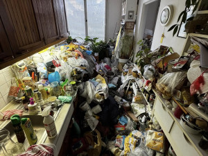 Dobrovolníci pomáhají lidem zavaleným odpadky. Rozbité auto jim ale práci překazilo