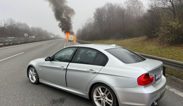 Na D1 hořela dodávka. Situaci zachránil policista, který se vracel z noční směny