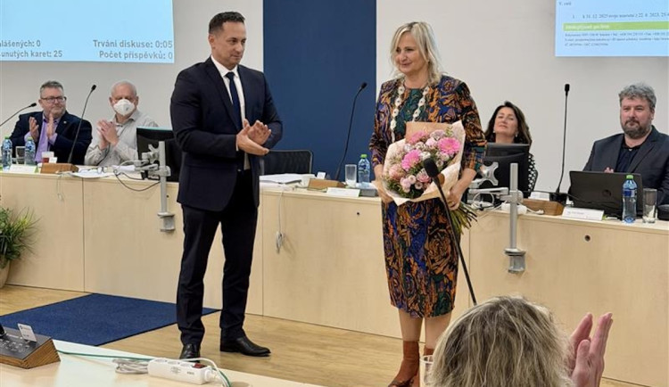Sokolov má novou starostku. Zastupitelé zvolili Renatu Oulehlovou
