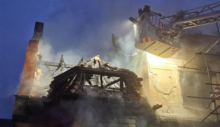 Požár v Žabovřeskách zaměstnal hasiče na desítky hodin. Hořel dům plný odpadu