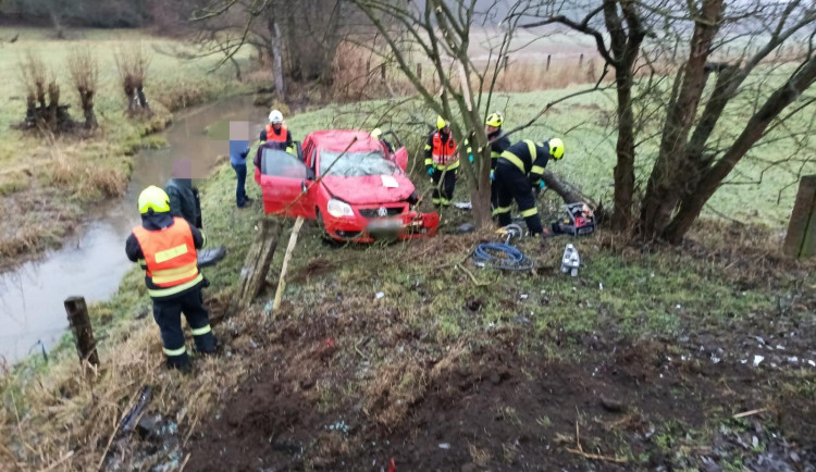 Hasiči vyprošťovali řidiče v Deštné. Nehodu nahlásily chytré hodinky