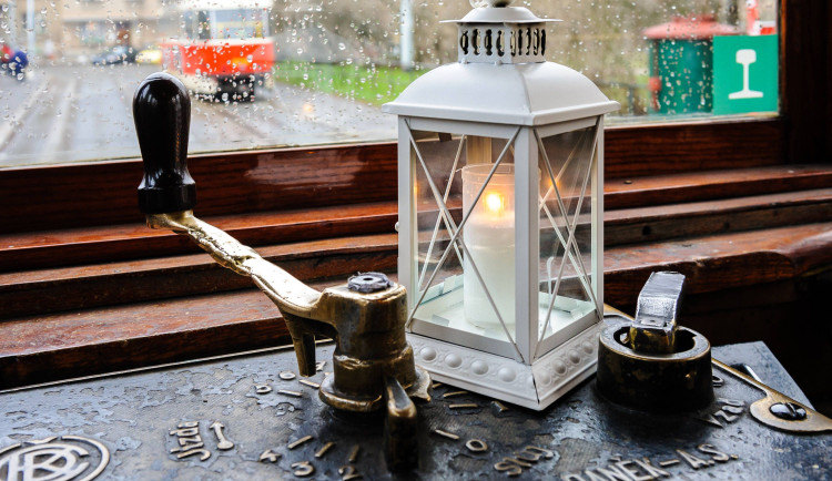 Betlémské světlo rozvezou po Praze historické tramvaje