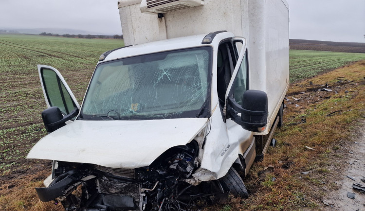 Na Břeclavsku se čelně střetlo osobní auto s nákladním, jeden člověk zemřel