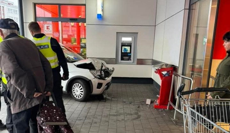 Řidič v Karlových Varech narazil do zdi Kauflandu, naštěstí nikoho nezranil