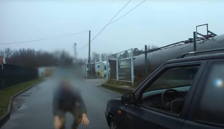 Dřepy ani běh kolem auta nepomohly. Řidič z Hodonínska nadýchal a přišel o řidičák