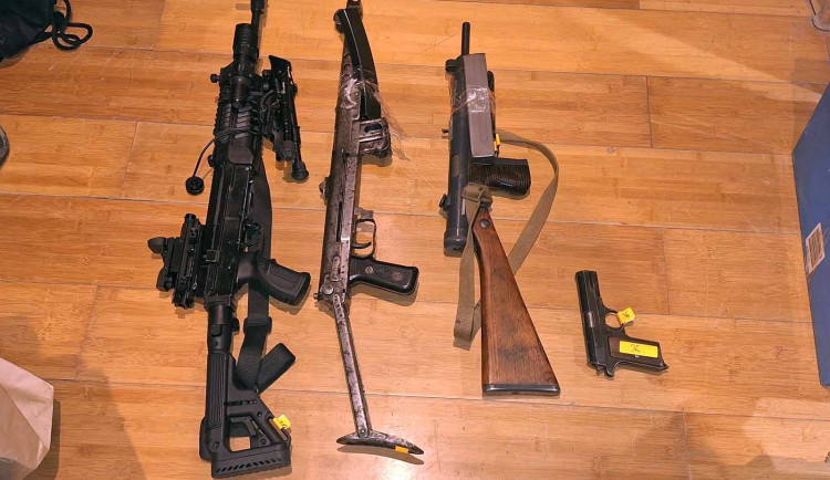 Pár z Ivančicka vyráběl a prodával pervitin. Doma schovával i samopaly a munici