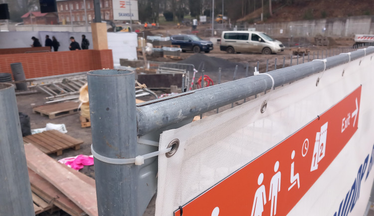 VIDEO: Z městského nádraží v Jihlavě už jezdí cestující. V místě se však dál staví