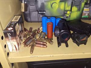 Pár z Ivančicka vyráběl a prodával pervitin. Doma schovával i samopaly a munici