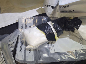 Pár z Ivančicka vyráběl a prodával pervitin. Doma schovával i samopaly a munici