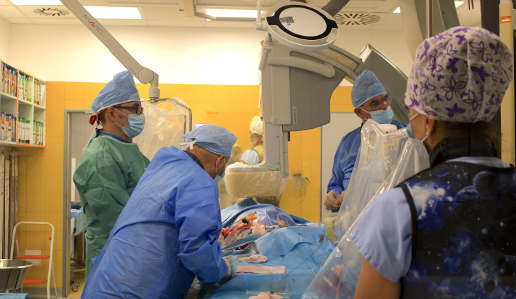 FOTO: Lékaři v Brně pomáhají lidem se srdeční vadou. Letos vyměnili 250 chlopní