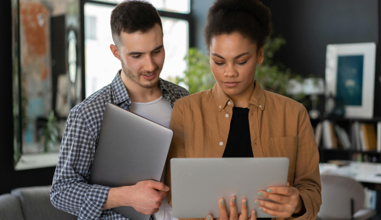 Rytmus digitálních interakcí: jak krátké cykly mění naše rozhodování