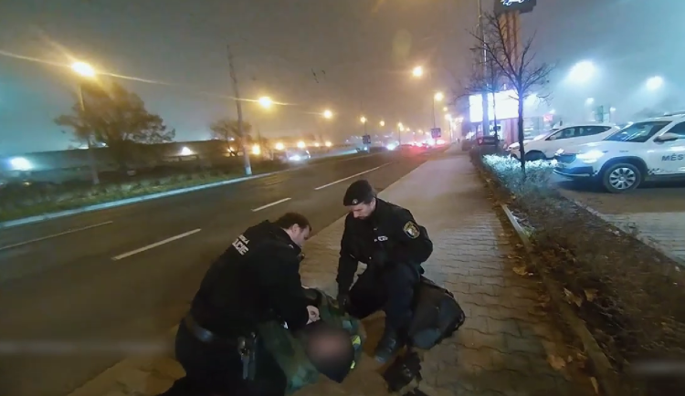 VIDEO: Strážníci bojovali o život muže, zkolaboval na chodníku a rychle se zhoršoval