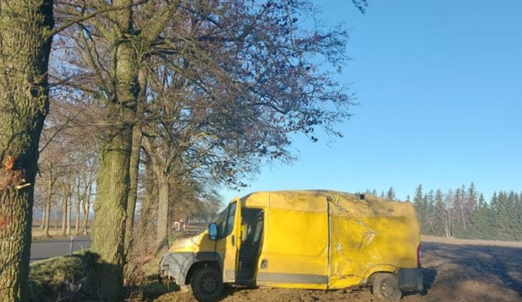 Řidič na Pelhřimovsku jel rychle a po smyku narazil do stromu. Vyvázl bez zranění
