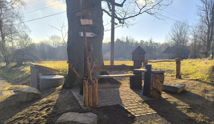 Odpočinkové místo u studánky v Loučné odkazuje na jedno z nejstarších slovanských hradišť